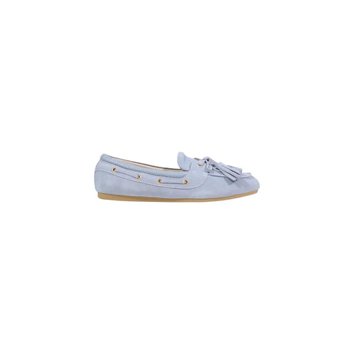 Mocassins en daim bleu clair pour femme Liu Jo, ornés d'un pompon et d'œillets dorés.