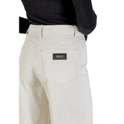 Pantalon en velours côtelé couleur crème avec une texture côtelée verticale discrète et un écusson de la marque Liu Jo en cuir noir