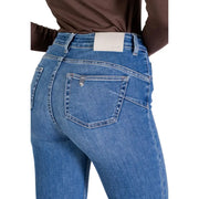 Vue arrière d'un jean Liu Jo pour femme, bleu en mélange de coton, avec poches classiques et étiquette blanche de la marque à la ceinture.