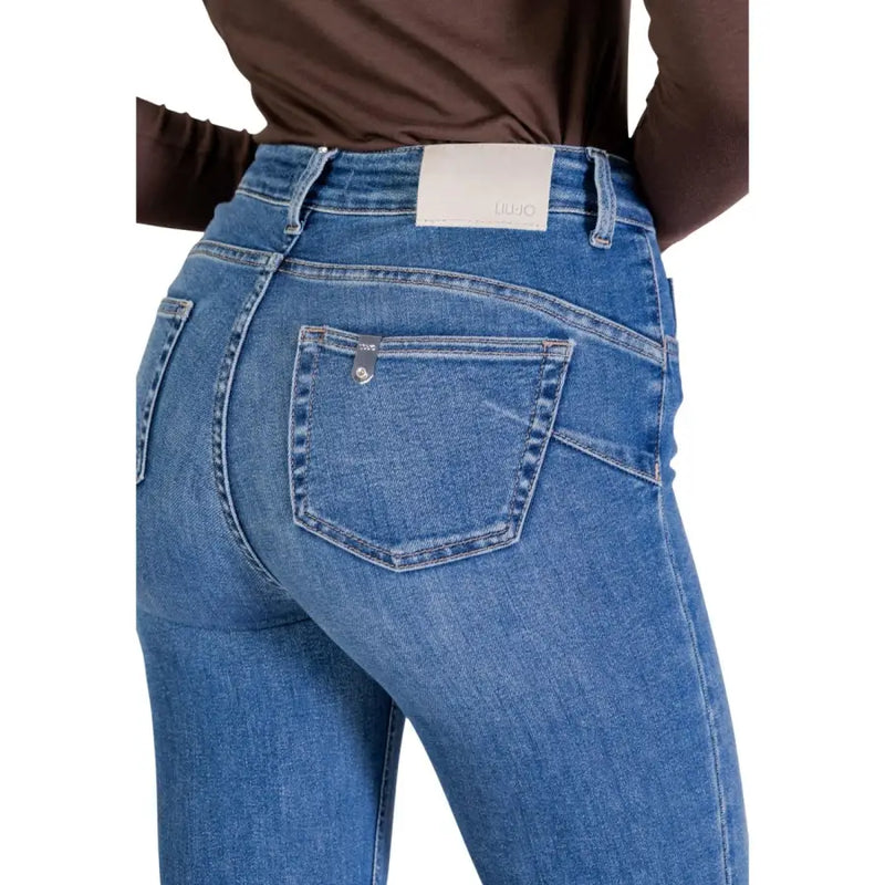 Vue arrière d'un jean Liu Jo pour femme, bleu en mélange de coton, avec poches classiques et étiquette blanche de la marque à la ceinture.