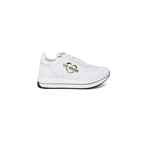 Baskets compensées en cuir blanc Love Moschino pour femme, ornées d'un logo cœur doré sur le côté.