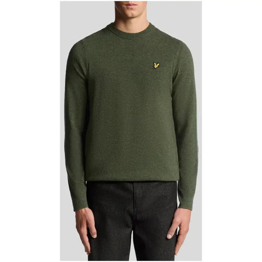 Pull vert olive à col rond avec logo jaune, marque Lyle & Scott.