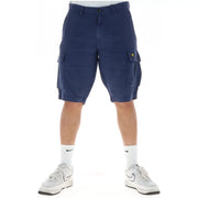 Lyle & Scott Short en lin bleu marine pour homme, avec de multiples poches cargo et un logo jaune sur la poche cuisse, vue de face