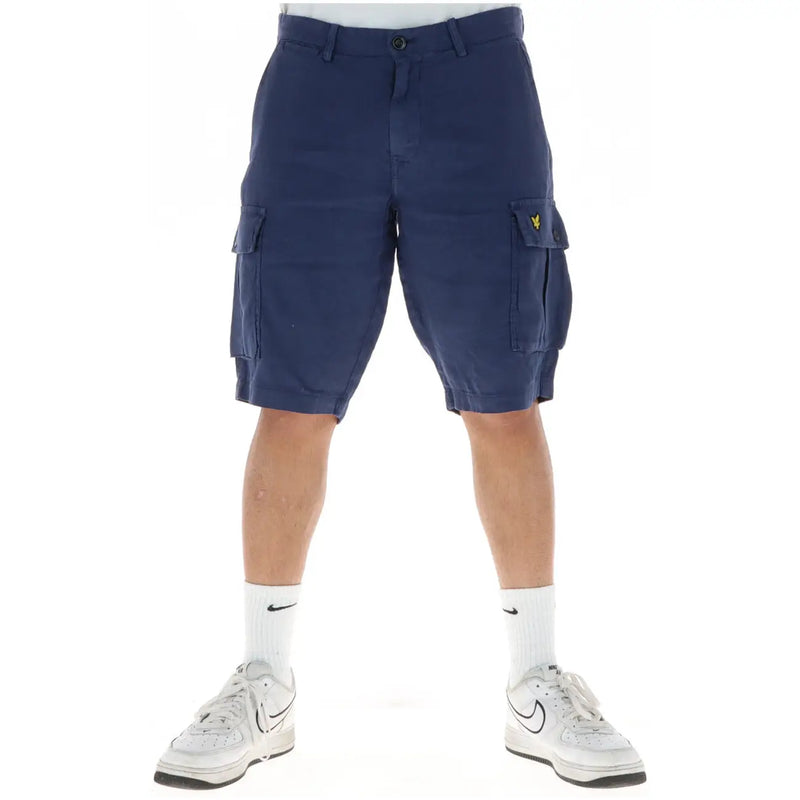 Lyle & Scott Short en lin bleu marine pour homme, avec de multiples poches cargo et un logo jaune sur la poche cuisse, vue de face