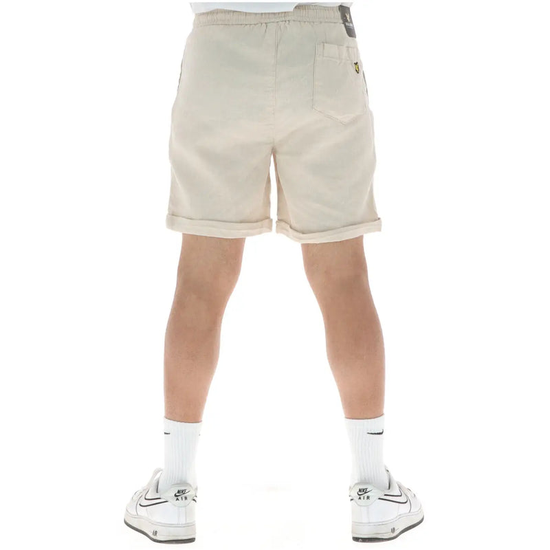 Lyle & Scott Short en lin beige pour homme, ourlet retroussé et logo brodé sur la poche arrière (vue de dos).
