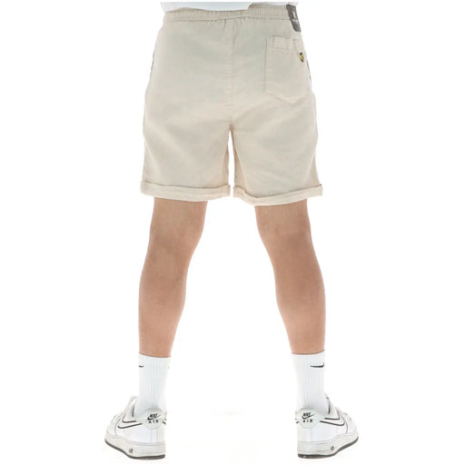Lyle & Scott Short en lin beige pour homme, ourlet retroussé et logo brodé sur la poche arrière (vue de dos).