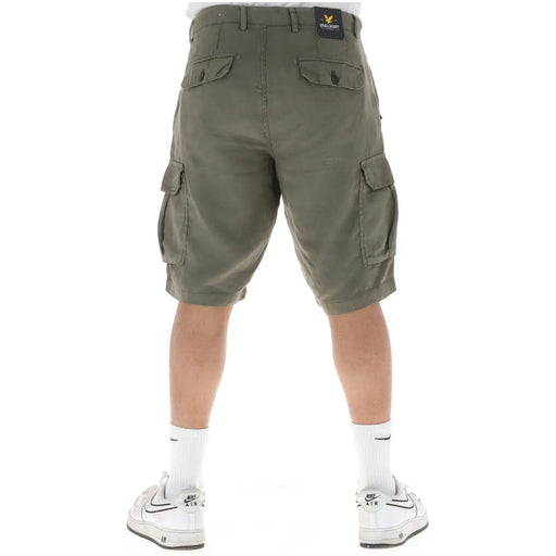 Lyle & Scott Short en lin pour homme, vert olive, avec de multiples poches cargo et une étiquette de marque à la taille, vue de face