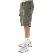 Lyle & Scott Short en lin pour homme, vert olive, avec logo oiseau jaune sur la poche latérale (vue de profil).
