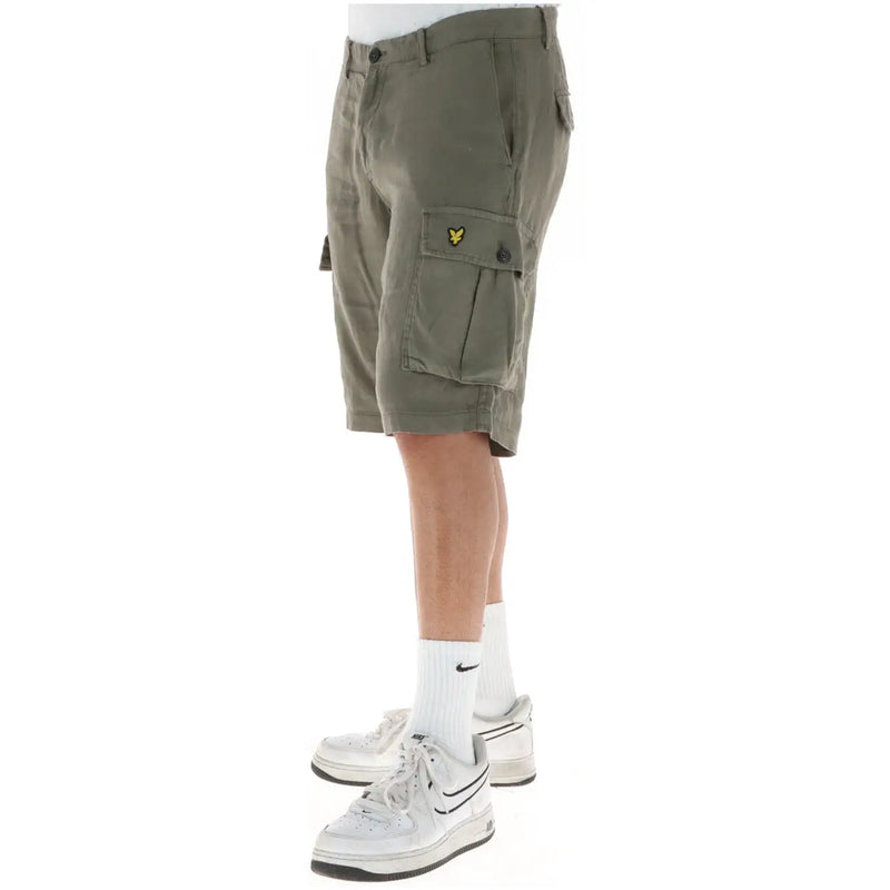 Lyle & Scott Short en lin pour homme, vert olive, avec logo oiseau jaune sur la poche latérale (vue de profil).
