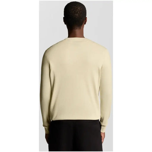 Sweat-shirt Lyle and Scott pour homme, en coton beige à col rond, manches longues jaune pâle et texture en maille lisse.