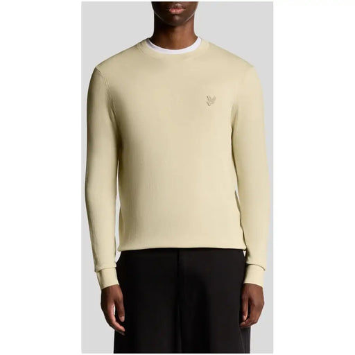 Sweat-shirt Lyle and Scott pour homme, beige, en coton, à col rond et manches longues, avec logo brodé discret sur la poitrine.