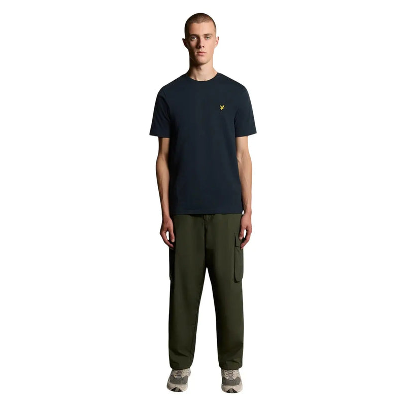 t-shirt bleu marine à manches courtes en coton t-shirt avec un petit logo d'oiseau jaune sur la poitrine gauche, de la collection homme de Lyle & Scott