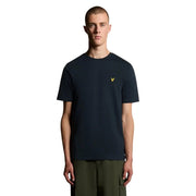 T-shirt Lyle and Scott pour homme, en coton bleu, manches courtes, avec un petit logo oiseau jaune sur la poitrine gauche.