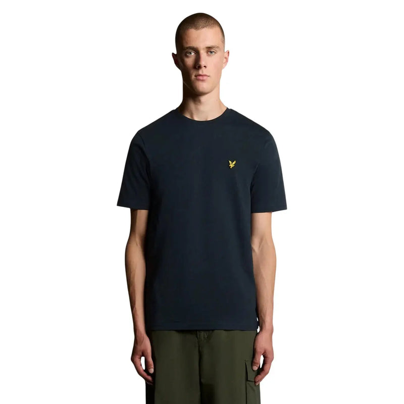T-shirt Lyle and Scott pour homme, en coton bleu, manches courtes, avec un petit logo oiseau jaune sur la poitrine gauche.