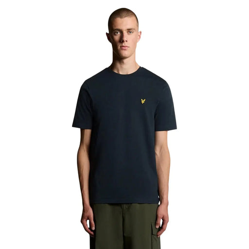T-shirt Lyle and Scott pour homme, en coton bleu, manches courtes, avec un petit logo oiseau jaune sur la poitrine gauche.