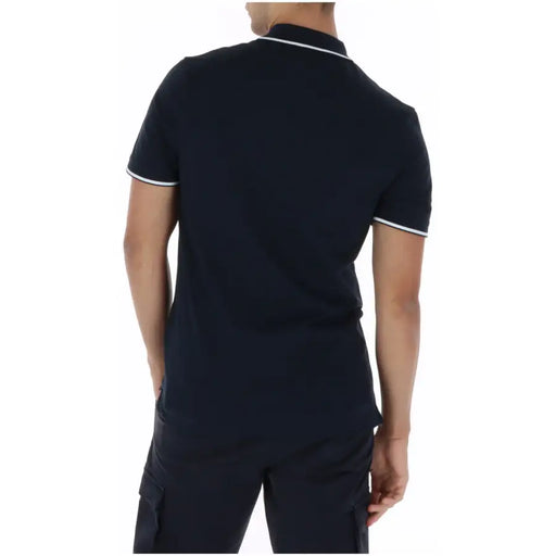Polo bleu marine à manches courtes en coton de la marque Lyle and Scott, avec liseré blanc au col et aux poignets.