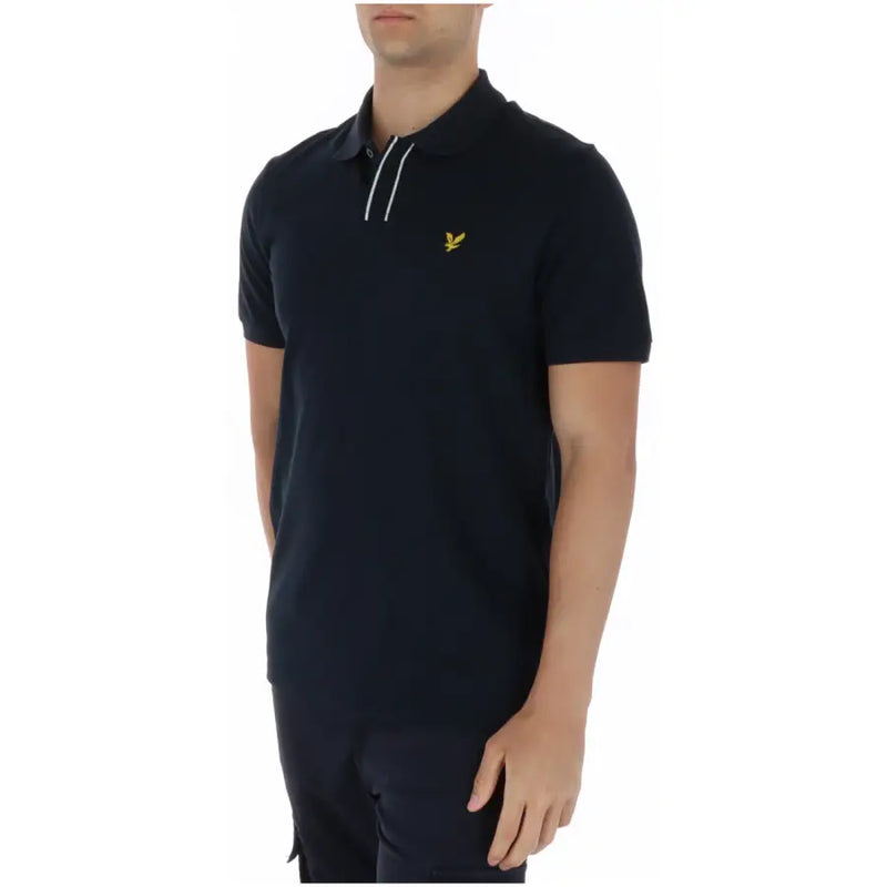 Polo bleu marine à manches courtes en coton de la marque Lyle and Scott, avec col blanc et logo oiseau jaune sur la poitrine.