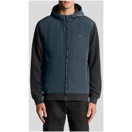 Sweat à capuche zippé bleu pour homme Lyle and Scott, bleu sarcelle foncé et noir, avec logo discret sur la poitrine et design bicolore.