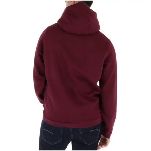 Sweat à capuche Lyle and Scott pour homme, en coton bordeaux, confectionné dans un tissu doux et texturé avec des poignets côtelés.