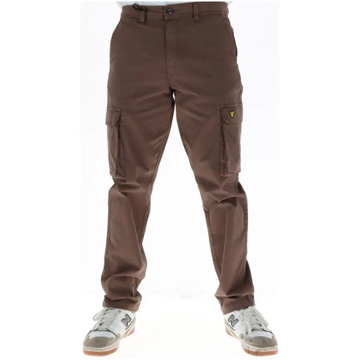 Pantalon cargo en coton marron pour homme Lyle and Scott avec logo oiseau jaune sur la poche cuisse, modèle TR1802ITA