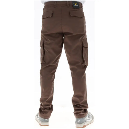 Pantalon cargo en coton marron avec de multiples poches et étiquette de marque à la taille, collection homme Lyle & Scott