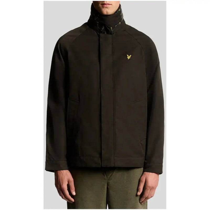 Blazer noir zippé pour homme Lyle and Scott en mélange de coton, avec une veste imperméable vert olive foncé et un logo oiseau doré.