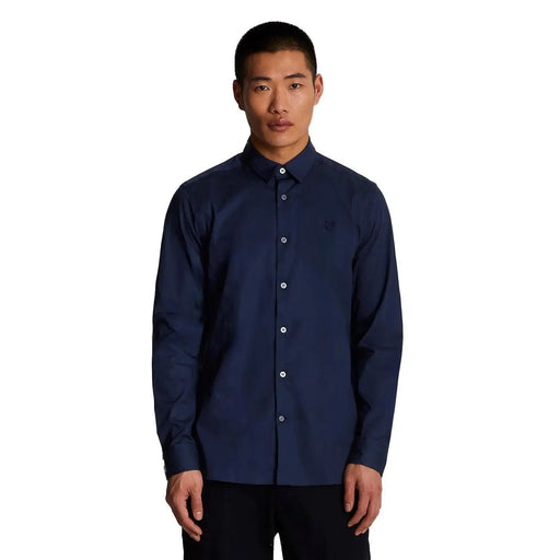 Chemise homme Lyle and Scott en coton bleu à manches longues avec logo brodé discret sur la poitrine et fermeture boutonnée.
