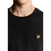 T-shirt noir en coton pour homme Lyle and Scott, col rond, avec petit logo aigle jaune brodé sur la poitrine gauche.