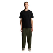 T-shirt Lyle and Scott pour homme, en coton noir, avec un petit logo oiseau jaune sur la poitrine gauche, manches courtes.