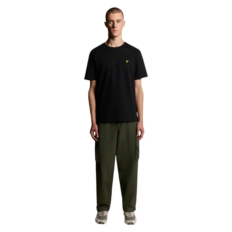 T-shirt Lyle and Scott pour homme, en coton noir, avec un petit logo oiseau jaune sur la poitrine gauche, manches courtes.