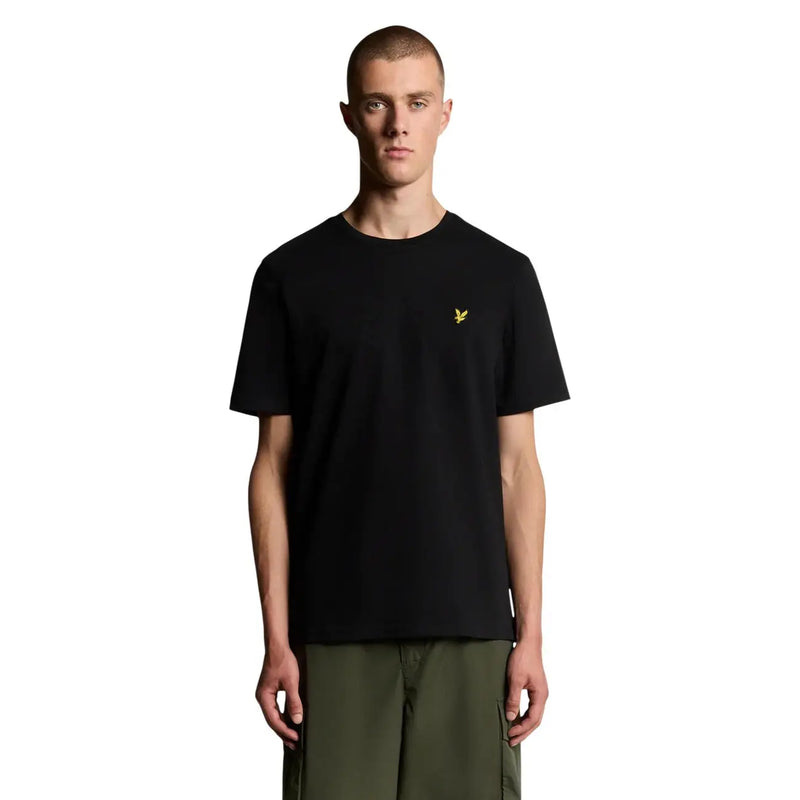 T-shirt Lyle and Scott pour homme, noir, en coton, à manches courtes, avec un petit logo oiseau jaune sur la poitrine gauche.