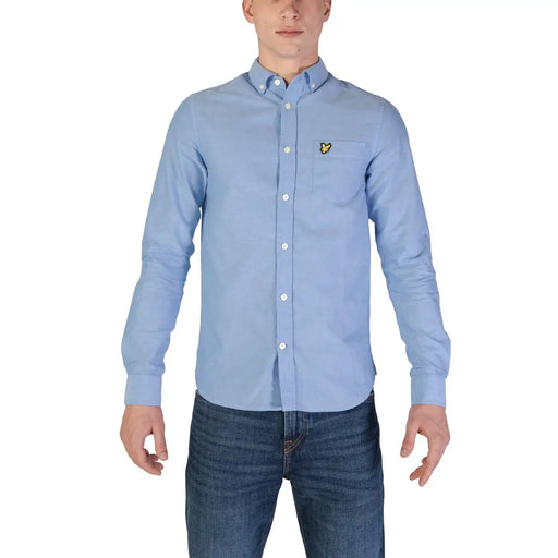Chemise Lyle and Scott pour homme, bleu clair, en coton, coupe classique, avec logo oiseau jaune sur la poche poitrine.