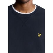 Sweat-shirt homme Lyle And Scott bleu marine en coton, col rond, bordures côtelées blanches et logo oiseau brodé jaune.
