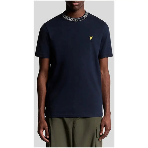 Coton bleu marine Lyle & Scott pour hommes t-shirt avec un lettrage blanc sur le col et un petit logo d'oiseau doré sur la poitrine