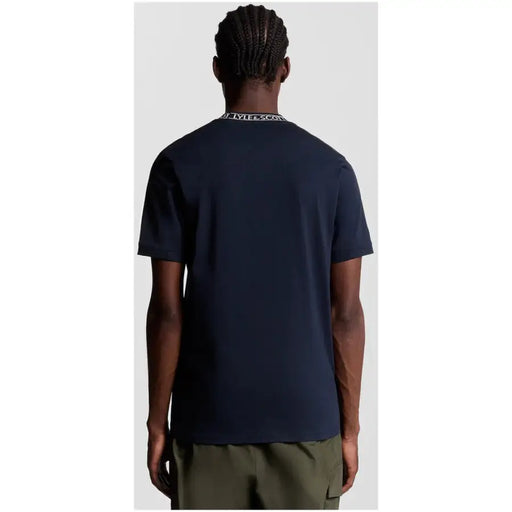 t-shirt bleu marine à manches courtes en coton t-shirt pour hommes par Lyle & Scott avec un ruban blanc à logo autour du col