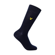 Chaussettes montantes en coton bleu marine pour homme Lyle and Scott, ornées d'un petit logo aigle jaune brodé sur le côté.