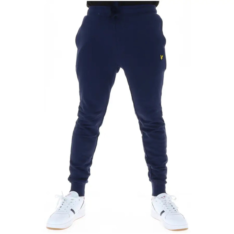 Pantalon de jogging en polaire bleu marine avec un petit logo oiseau jaune sur la cuisse, idéal pour un style décontracté. Lyle & Scott