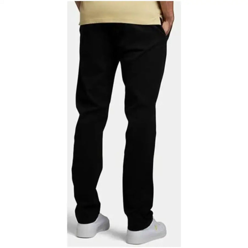 Lyle & Scott Pantalon slim noir pour homme en mélange de coton, avec un tissu légèrement texturé et un petit logo jaune sur la jambe gauche