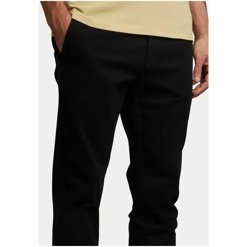 Pantalon chino noir slim fit par Lyle & Scott confectionné dans un mélange de coton au design épuré et ajusté