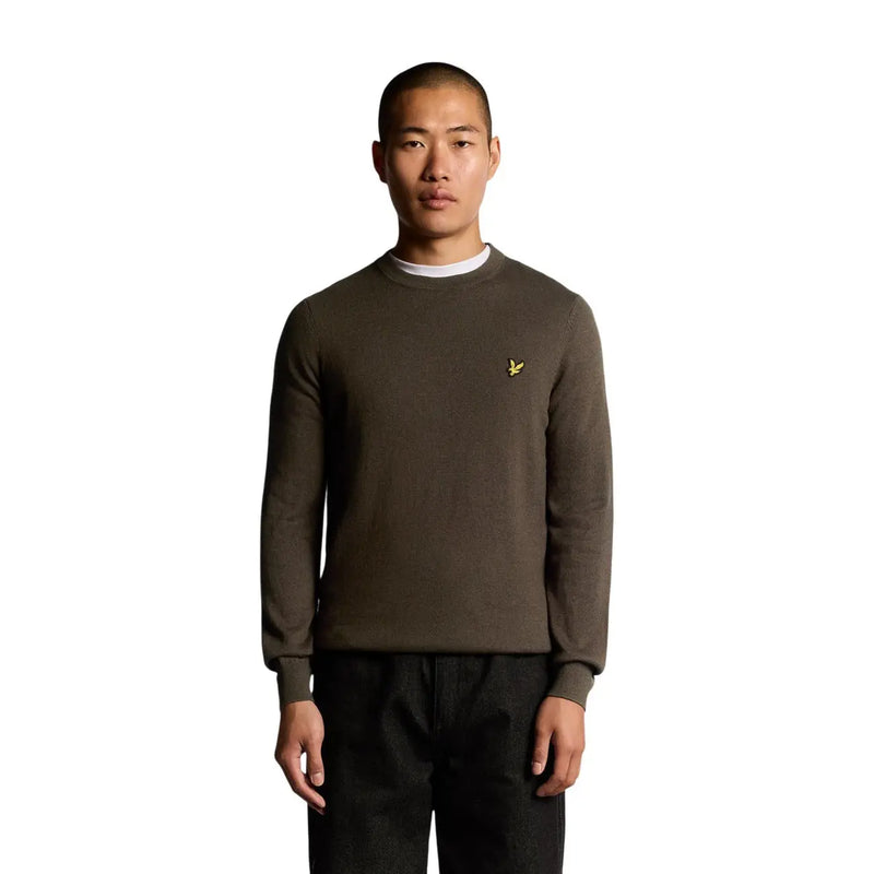 Lyle & Scott Pull en laine mérinos pour homme, vert olive, avec logo oiseau jaune sur la poitrine gauche, vue de face