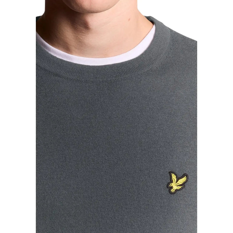 Lyle & Scott Pull en laine mérinos gris pour homme, col intérieur blanc et logo oiseau brodé jaune, vue de face