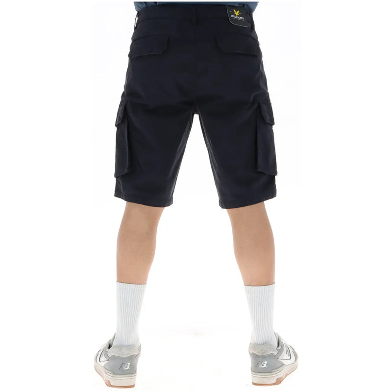 Lyle & Scott Short cargo noir pour homme, avec de multiples poches et un écusson de marque au dos.