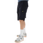 Lyle & Scott Short noir pour homme avec logo oiseau jaune sur la cuisse, en tissu résistant, vue de face