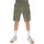 Lyle & Scott Short pour homme vert olive avec poches latérales et logo jaune sur la cuisse, vue de face