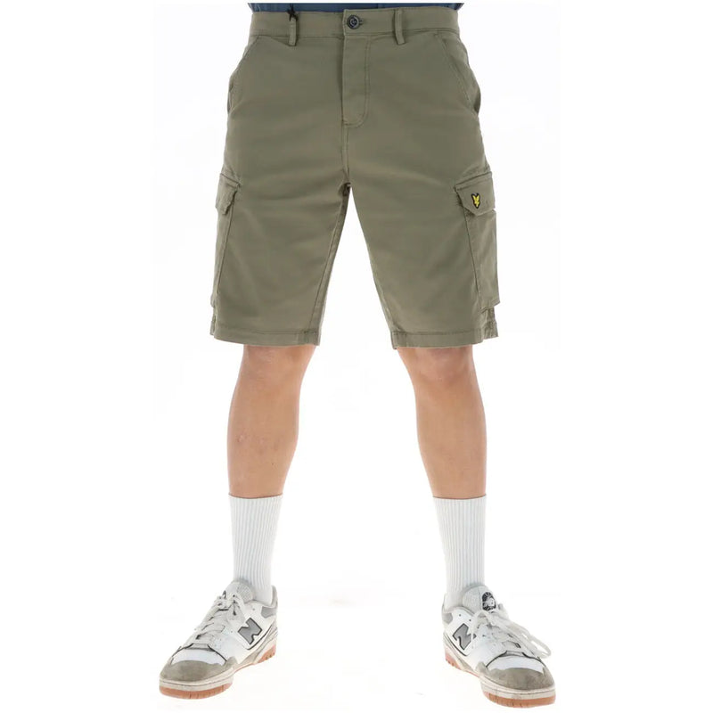 Lyle & Scott Short pour homme vert olive avec poches latérales et logo jaune sur la cuisse, vue de face