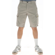 Lyle & Scott Short pour homme kaki avec logo jaune sur la cuisse et poches cargo latérales, vue de face