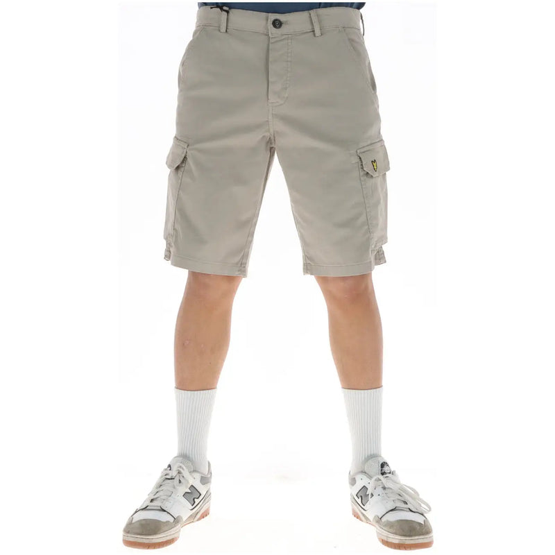 Lyle & Scott Short pour homme kaki avec logo jaune sur la cuisse et poches cargo latérales, vue de face