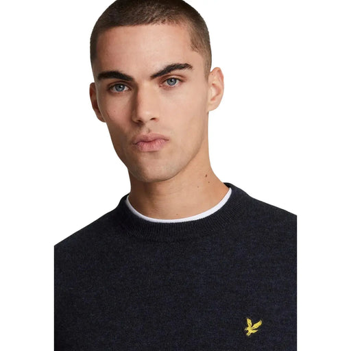 Lyle & Scott Pull en laine pour homme, bleu marine foncé, col côtelé blanc et logo aigle jaune, vue de face