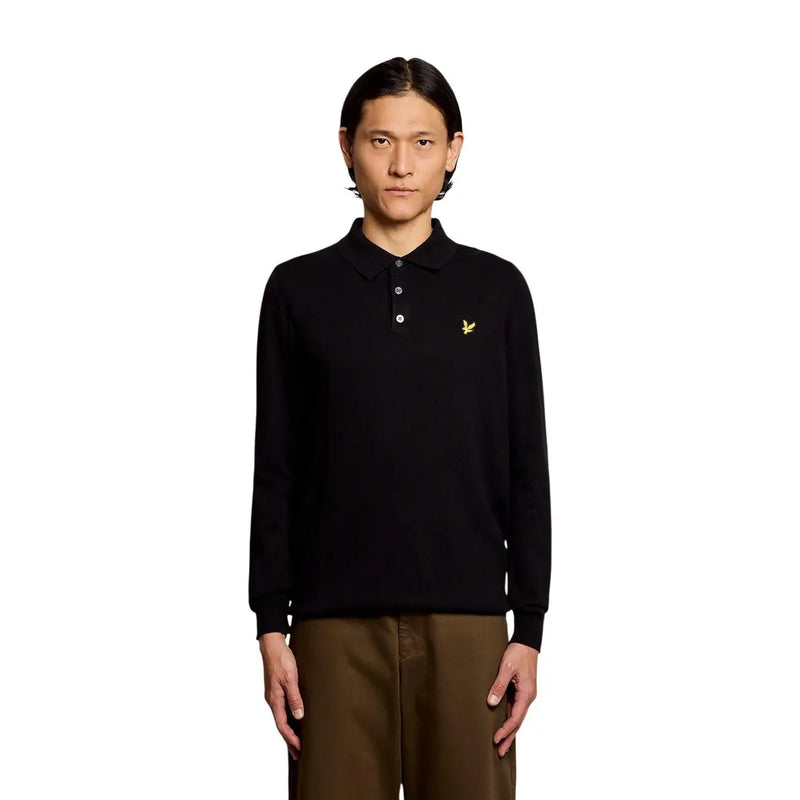 Lyle & Scott Pull en laine et coton mérinos noir pour homme, orné d'un logo oiseau jaune sur la poitrine (vue de face).