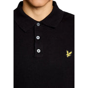 Pull Lyle & Scott en laine et coton mérinos noir pour homme, orné d'un aigle brodé jaune et de boutons argentés (vue de face).